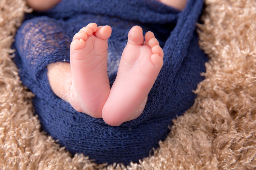 Pieds bébé séance photo naissance