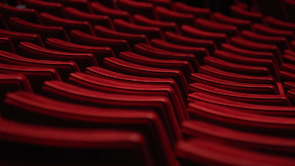 Ce que j’apprécie chez les humoristes que j’ai découverts récemment, c’est à quel point leur art dépasse la simple succession de blagues. Derrière l’humour et la légèreté, il y a souvent un véritable engagement, des réflexions sur la société actuelle et, chez les humoristes masculin, une volonté de déconstruction consciente et louable. 

Et puis, littéraire dans l’âme, j’admire profondément la qualité d’écriture que demande ce genre d’exercice. Les bons humoristes sont avant tout d’excellents auteurs